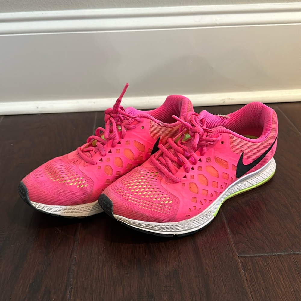 Hot pink women’s Nike running shoe size 8.5 (rip on left shoe)